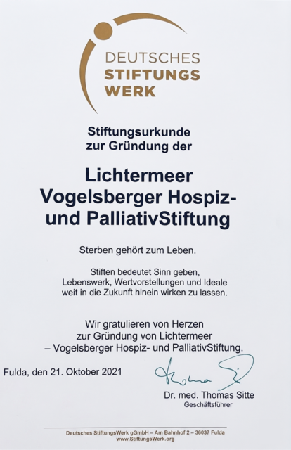Offizielle Stiftungsurkunde zur Gründung der Lichtermeer Vogelsberger Hospiz- und PalliativStiftung vom Deutschen Stiftungswerk, datiert auf den 21. Oktober 2021.