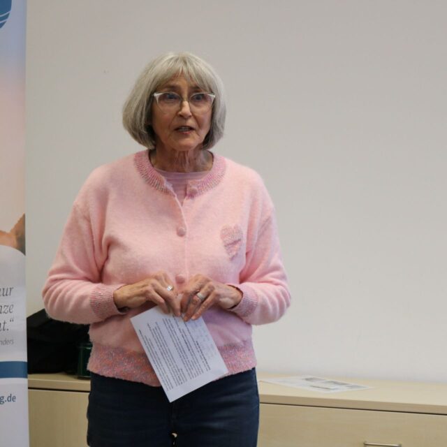 Heide Fink, Vorsitzende des Hospizdienstes im Vogelsberg, bei ihrer Begrüßungsrede zum Fachvortrag.