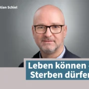 Porträt des Palliativmediziners Dr. Sebastian Schiel neben dem Vortragstitel Leben können – Sterben dürfen.