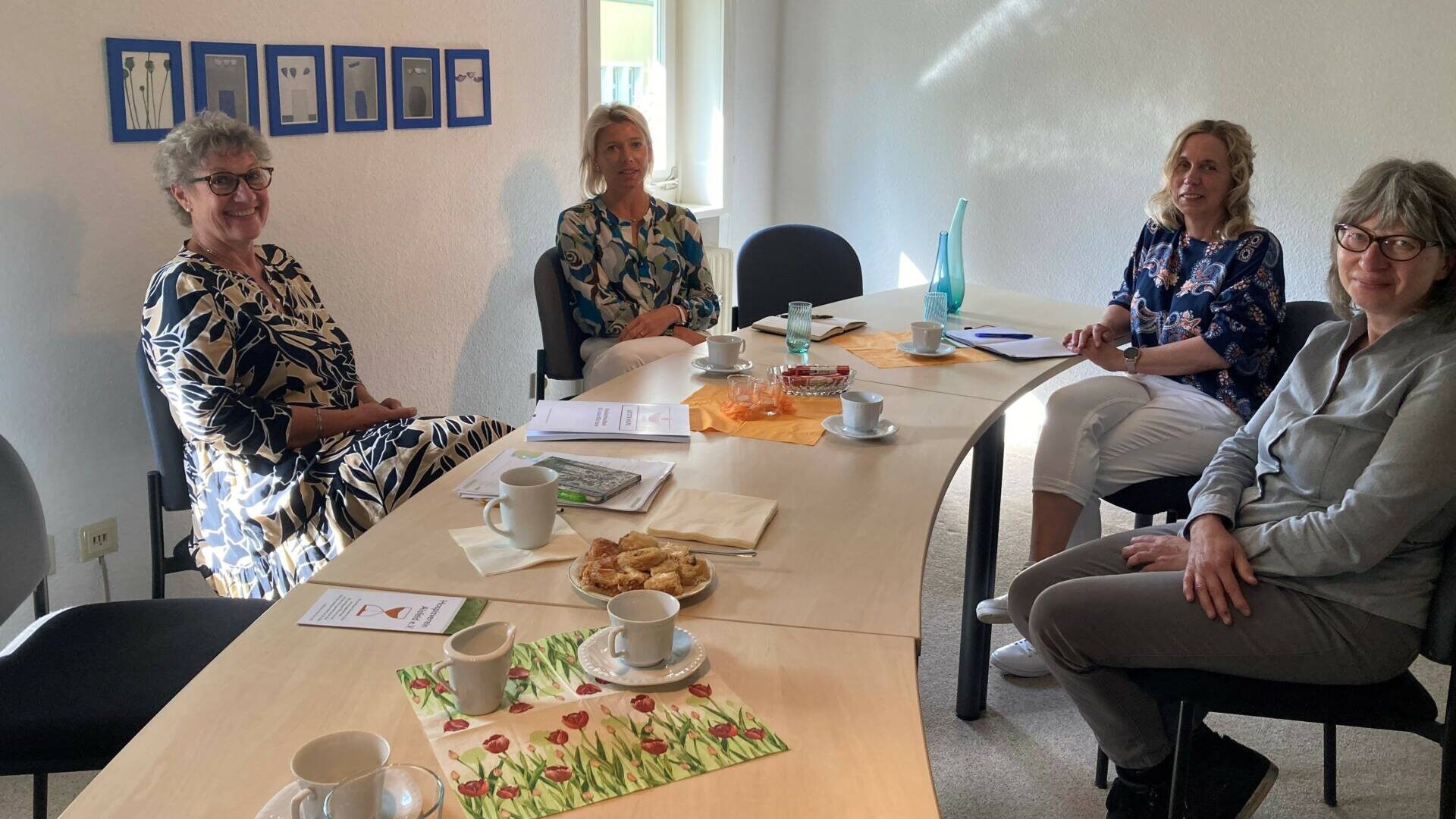 Gutes Gespräch in angenehmer Atmosphäre beim Hospizverein Alsfeld e.V.: Susanne Liebl, Tanja Bohn, Barbara Becker und Andrea Hedterich.