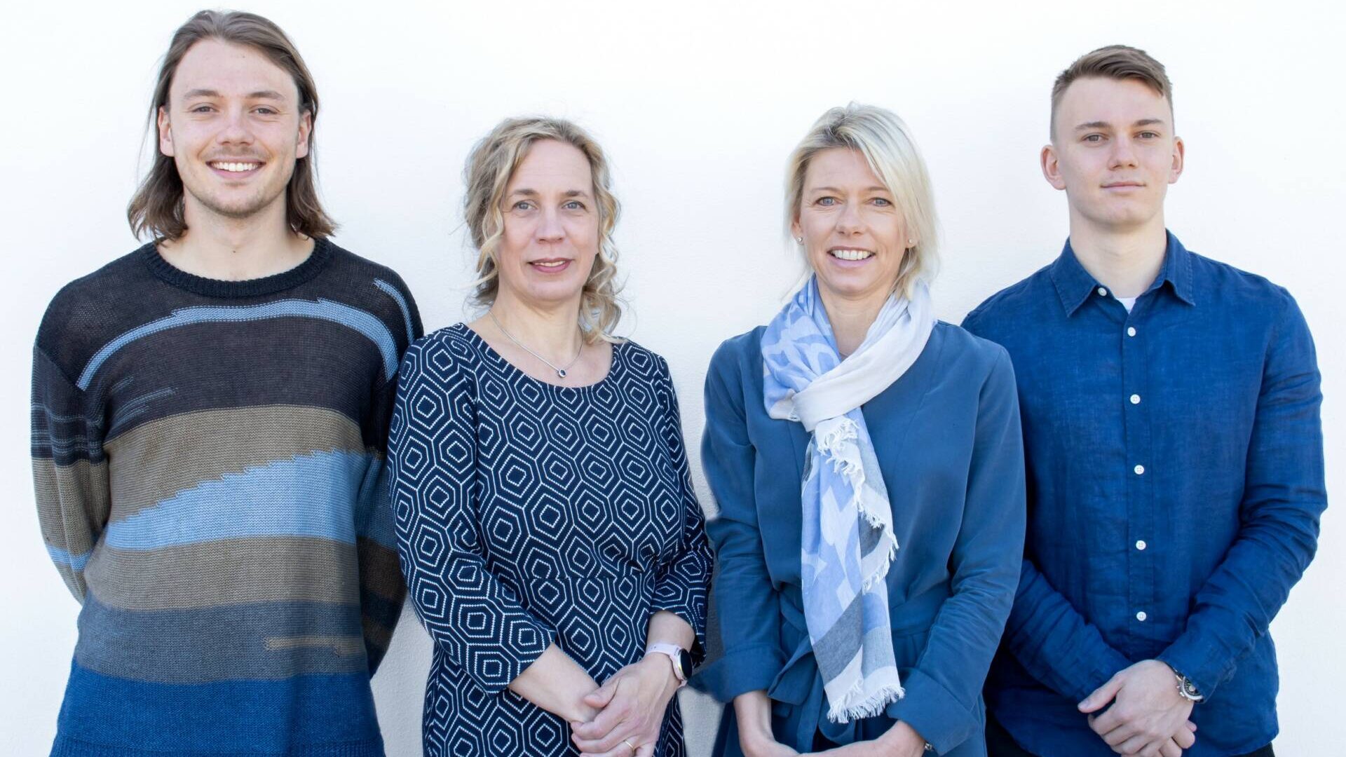 Gruppenbild von vier Personen vor einem weißen Hintergrund. Abgebildet sind von links nach rechts: Dennis Bohn, Barbara Becker, Tanja Bohn und Tim Lukas Bohn.
