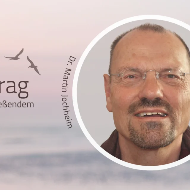 Porträt von Dr. Martin Jochheim neben dem Text „Vortrag mit anschließendem Gespräch“ vor einem Hintergrundbild, das einen Horizont mit zwei fliegenden Vögeln zeigt.