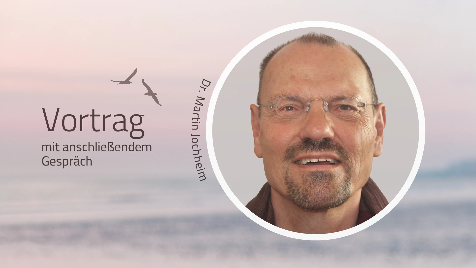 Porträt von Dr. Martin Jochheim neben dem Text „Vortrag mit anschließendem Gespräch“ vor einem Hintergrundbild, das einen Horizont mit zwei fliegenden Vögeln zeigt.
