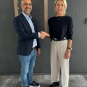 Cengiz Kahraman und Tanja Bohn schütteln sich bei der Spendenübergabe lächelnd die Hände.